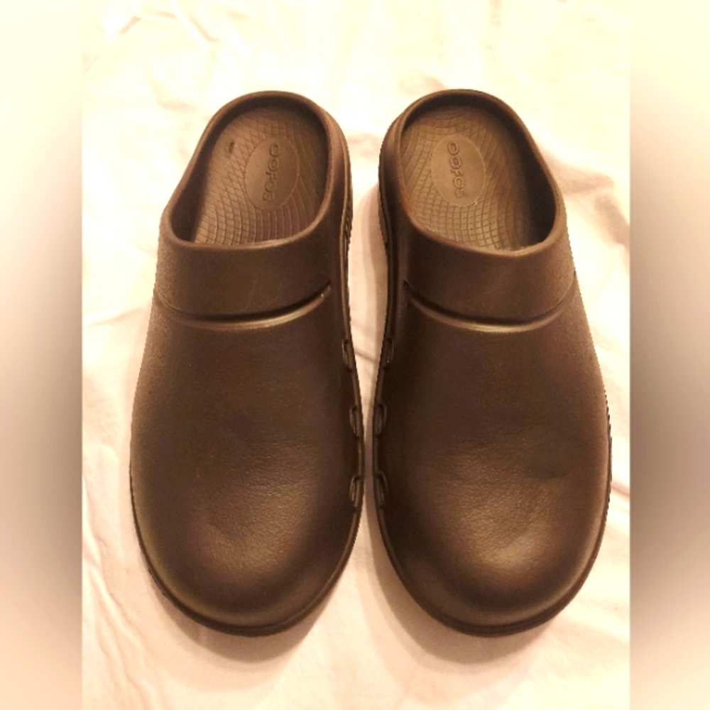 OOFOS clogs